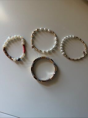 Bundle of 4 stretchy bracelets - pearl and gold